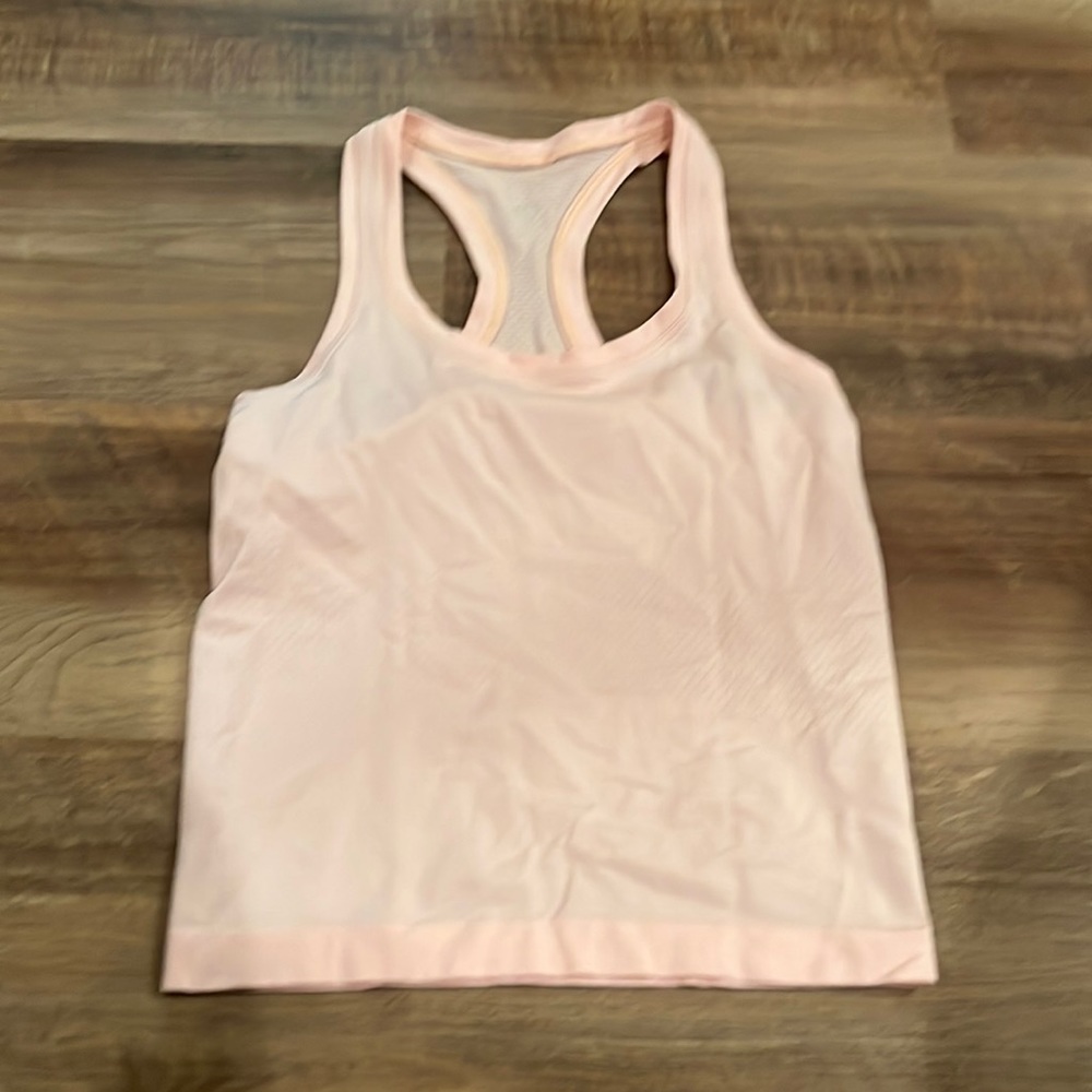 Lululemon tank cropped!